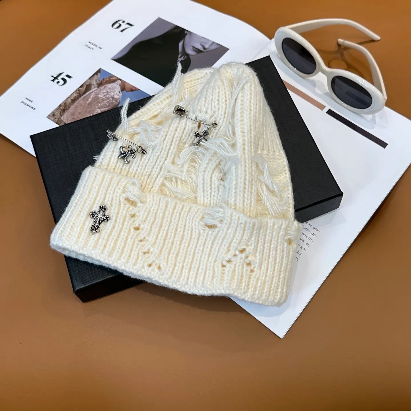 P60 🤍Chrome hearts new autumn and winter cross knitted hat🧶 One of the must-have hats in autumn and winter~ It really looks good on whoever wears it~, it is also a perfect match in black and white and gray in autumn~